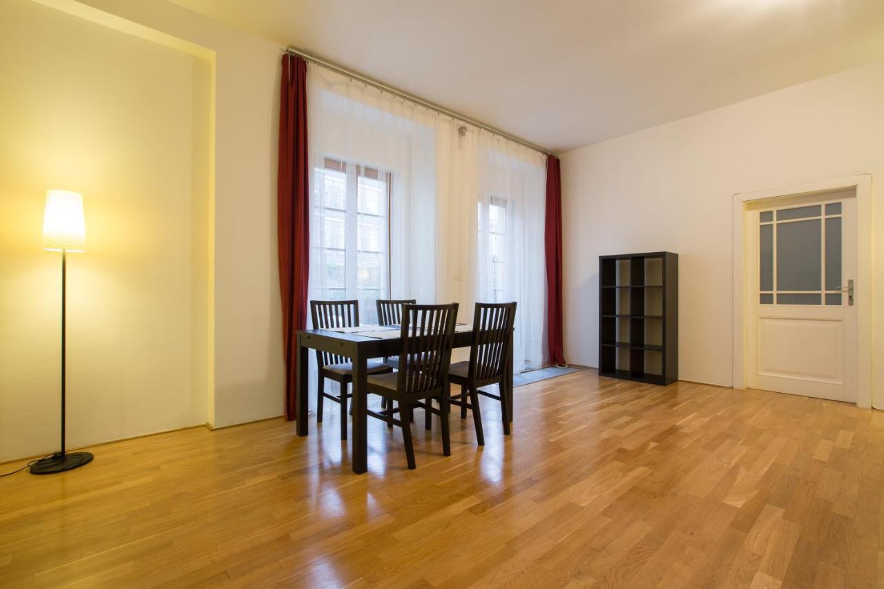 Elegant Apartment With Free Garage In The Center Of Prag Exteriör bild
