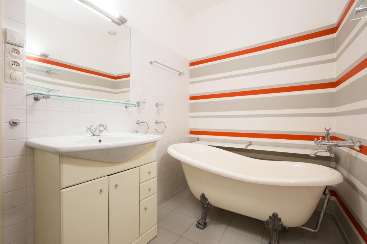 Elegant Apartment With Free Garage In The Center Of Prag Exteriör bild